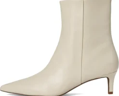 Women Seychelles Dinner Date