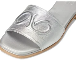 Women Naturalizer Genevieve