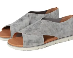 Women Gentle Souls by Kenneth Cole Leslie