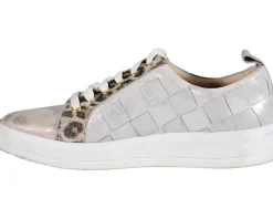 Women Diba True Yuli Ana